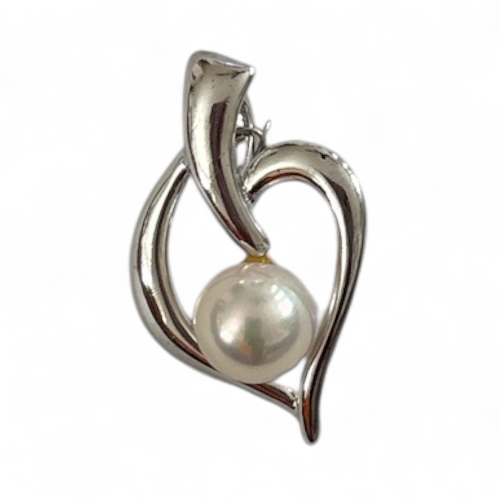 Elegant Silver Heart Pendant with Pearl